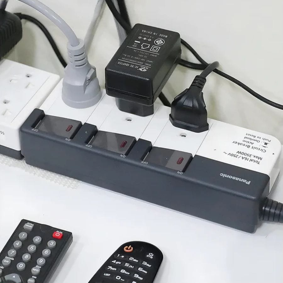 Phích cắm đa năng Panasonic WCHG28334 3 ổ cắm, 3 công tắc Phích cắm đa năng Panasonic WCHG28334 3 ổ cắm, 3 công tắc
