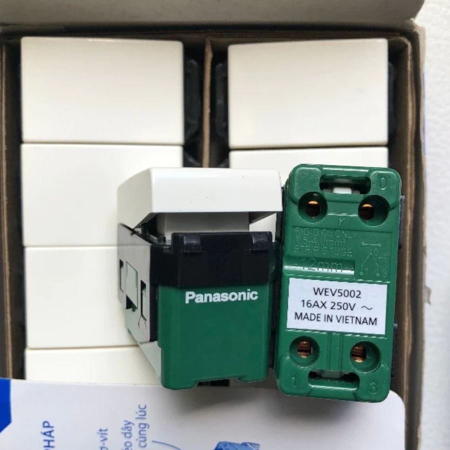 Công tắc 2 chiều Panasonic WEV5002SW cắm nhanh Công tắc 2 chiều Panasonic WEV5002SW cắm nhanh